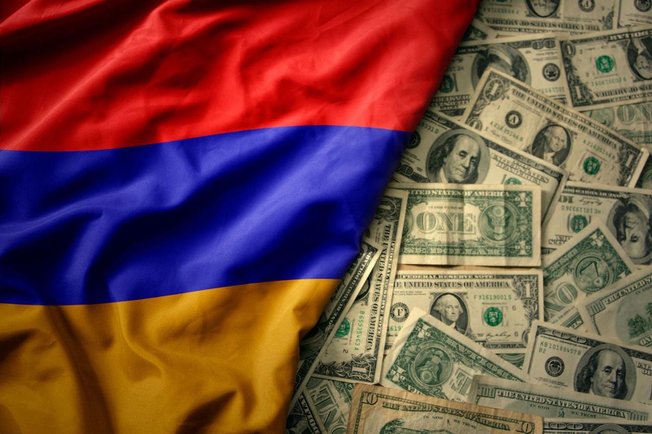 Деньги и флаг Армении — символ финансовой стабильности и инвестиционной привлекательности